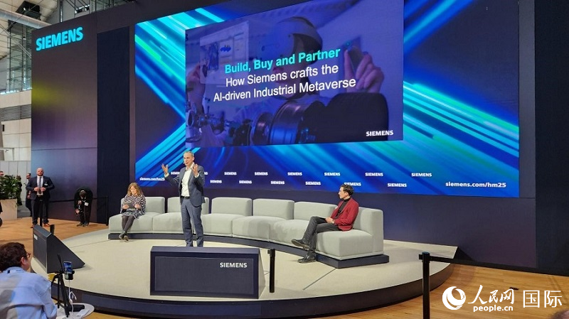 奈柯在汉诺威工业博览会期间出席西门子新闻发布会。人民网记者 刘仲华摄